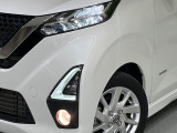 【LEDヘッドライト】悪天候や夜間走行時も良好な視界を確保し安心して運転できる高輝度LEDヘッドライトを装備!点灯速度が早く、消費電力も抑えられています。