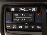 【左右独立オートエアコン】左右席で独立温度コントロールが可能です。運転席はキンキンに冷やして助手席はマイルドにと言った設定が可能です☆暑さ寒さでケンカすることもなくなりますね♪