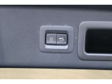 パワーテールゲート装備!荷物を持っていてもスイッチ一つでテールゲートの開閉が可能です!