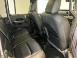 【リアシート】屋根までの高さがある車のため、大人の方でも圧迫感が少なく乗車出来ます。足元は広く取られているため、ゆったりとお乗り頂けます。