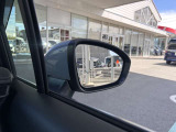 BSW(後側方車両検知警報)ブザーとともに、ブレーキを制御することで車両をもとの車線内に戻すような力を短時間発生させ、車両との接触を回避するようドライバーのステアリング操作をアシストします。