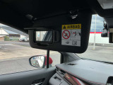 身だしなみのチェックなどにも便利なバニティミラー付きサンバイザー