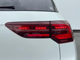 後続車からの視認性に優れるLEDテールランプ。ウィンカーは流れる様に点滅する「ダイナミックターンインジケーター」を装備。