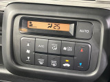 【オートエアコン】一度お好みの温度に設定すれば、車内の温度を検知し風量や温度を自動で調整。暑い…寒い…と何度もスイッチ操作をする必要はありません。快適な車内空間には必須の機能ですね♪