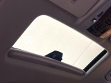 【サンルーフ】開放感たっぷりの希少装備、サンルーフが装着されています!車内に明かりを取り入れたり景色を楽しむ以外にも、車内の空気も簡単に換気できて快適です!
