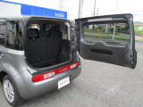 【横開きバックドア】荷物を持ったままでも片手でラクに開け閉めげできて、狭い場所でもラクに荷物の出し入れができます。