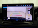アラウンドビューモニター。バックカメラはもちろん車を上空から見たようなカメラで周囲の様子をモニターできます。