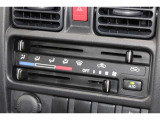 マニュアルエアコンのお車です!直感的な操作で車内の温度を調節することができます!