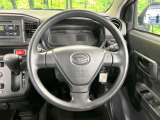 インテリアに合わせたデザインのステアリングは、運転される方のことも考え、運転しやすい形状、大きさです。是非一度、実際に触ってお確かめください。