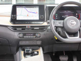すっきりした運転席周りにはナビやエアコンの操作パネルを設置しておりますので、お一人での運転でもご安心できます。