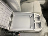前席センターシートは倒すと背面にはコンソール付き!ふたを開けると収納スペースがあり便利♪