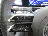ハンドルスイッチ(左)は、運転中に手を離さずナビ画面を安全に操作できます。