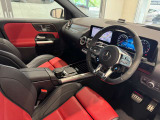 メルセデス・ベンツの定める厳しい基準をクリアしたお車のみをご案内させて頂きます。納車前整備はメーカー規定に基づき100項目以上にも及ぶ点検を熟練のメカニックによって行いご納車させて頂きます。