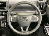 インテリアに合わせたデザインのステアリングは、運転される方のことも考え、運転しやすい形状、大きさです。是非一度、実際に触ってお確かめください。