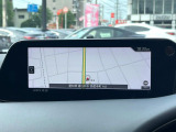 【8.8インチマツダコネクト】車内の雰囲気にマッチした大型のディスプレイ。スマホ接続でのナビ使用やBluetooth再生等、様々な機能が楽しめます。直感的なダイヤル操作が可能で、使い勝手も良好です。
