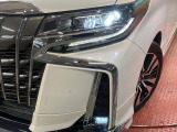 【LEDヘッドライト】悪天候や夜間走行時も良好な視界を確保し安心して運転できる高輝度LEDヘッドライトを装備!点灯速度が早く、消費電力も抑えられています。