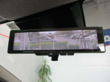液晶ディスプレイで後方部を広い視野で確認できるルームミラーモニター搭載!