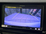 【バックカメラ】駐車時に後方がリアルタイム映像で確認できます。大型商業施設や立体駐車場での駐車時や、夜間のバック時に大活躍!運転スキルに関わらず、今や必須となった装備のひとつです!