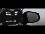 隣車線を走る車両をレーダーで検知し、ドアミラーでは確認しにくい後側方エリアに存在する車両に加え、急接近してくる車両も検知します。車両を検知するとドアミラーに搭載されたLEDインジケーターが点灯します。