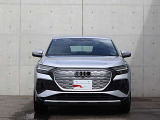 ●一目でAudiとわかる特徴的なシングルフレームグリル・LEDランプ。精悍なフロントマスクからAudiのスマートで上品なブランドを連想させてくれます。女性にも大変ご好評頂いております。