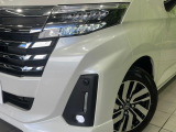 【LEDヘッドライト】悪天候や夜間走行時も良好な視界を確保し安心して運転できる高輝度LEDヘッドライトを装備!点灯速度が早く、消費電力も抑えられています。