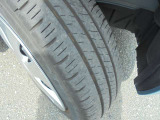 タイヤの溝はあと5ミリ程度残っています。車検受けでのお引き渡しになりますのでご商談の際にご相談ください。