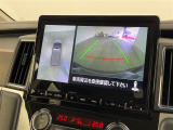 【マルチアラウンドモニター】まるでクルマを真上から見下ろしたかのような視点で駐車をサポートします!クルマの斜め後ろや真横など、前後左右の4つのカメラの映像が合成されて、モニターに映し出されます。