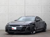 ●一目でAudiとわかる特徴的なシングルフレームグリル・LEDランプ。精悍なフロントマスクからAudiのスマートで上品なブランドを連想させてくれます。女性にも大変ご好評頂いております。