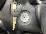 【キーレス】少し離れた場所からでもボタン一つでドアの開錠・施錠ができるのでとっても便利!ドアの鍵穴周りに傷をつけることもありません♪