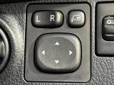 【電動格納ミラー】サイドミラーは電動格納式となっており、狭い駐車場でもキズがつくリスクを抑えられます。