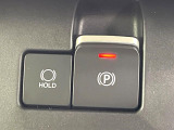 【電動パーキングブレーキ】パーキングブレーキは便利な電動式!ボタン一つで操作でき、アクセルを踏めば自動で解除されます♪レバーやペダルが無いので運転席廻りもすっきりしますね♪