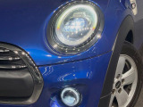●LEDヘッドライト:夜間走行時も良好な視界を確保し安心して運転できる高輝度LEDヘッドライトを装備!点灯速度が早く、消費電力も抑えられています。