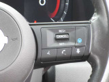 ハンドルの右側にはプロパイロットシステムのスイッチが付いているので、高速道路の運転が楽になりますよ!左側のオーディオ操作のスイッチにて音量調整等をナビを直接触ることなく操作ができます。