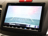 バックカメラが装備されており、後方の安全確認はもちろんのこと狭い場所での駐車や雨の日・夜間など視界の悪いコンディションでのストレスの軽減にもなります!