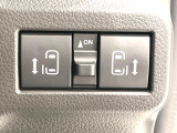 【両側パワースライドドア】スマートキーや運転席のスイッチで後席両側スライドドアの開閉が可能♪電動だから力を入れてドアを開ける必要が無く、小さなお子様でも簡単に開け閉めでき快適です♪