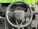 インテリアに合わせたデザインのステアリングは、運転される方のことも考え、運転しやすい形状、大きさです。是非一度、実際に触ってお確かめください。