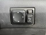 【電動格納ミラー】サイドミラーは電動格納式となっており、狭い駐車場でもキズがつくリスクを抑えられます。