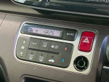 【オートエアコン】一度お好みの温度に設定すれば、車内の温度を検知し風量や温度を自動で調整。暑い…寒い…と何度もスイッチ操作をする必要はありません。快適な車内空間には必須の機能ですね♪