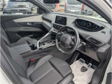運転席周辺は、プジョー独自の設計思想が生み出した『i-Cockpit』