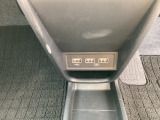 充電用USBジャック(急速充電対応タイプ2個付)を装備しております。