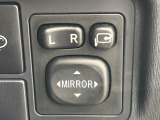 【電動格納ミラー】サイドミラーは電動格納式となっており、狭い駐車場でもキズがつくリスクを抑えられます。