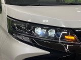 【LEDヘッドライト】悪天候や夜間走行時も良好な視界を確保し安心して運転できる高輝度LEDヘッドライトを装備!点灯速度が早く、消費電力も抑えられています。