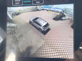 【マルチテレインモニター】車のフロントやサイドのカメラ画像を同時にモニター表示することで、悪路や狭い道を走行時でも周囲の状況確認ができ安心!本格SUVにうれしい装備です♪