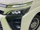 【LEDヘッドライト】悪天候や夜間走行時も良好な視界を確保し安心して運転できる高輝度LEDヘッドライトを装備!点灯速度が早く、消費電力も抑えられています。