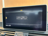 マットブラックにホワイトのLIBERALAのロゴの建物と看板が目印です。