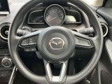 オーディオの音量やチャンネル操作ができるスイッチが、ハンドルに付いています。運転中でも、操作が行えて非常に安全・便利です!