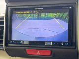 【バックカメラ】駐車時に後方がリアルタイム映像で確認できます。大型商業施設や立体駐車場での駐車時や、夜間のバック時に大活躍!運転スキルに関わらず、今や必須となった装備のひとつです!