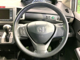インテリアに合わせたデザインのステアリングは、運転される方のことも考え、運転しやすい形状、大きさです。是非一度、実際に触ってお確かめください。
