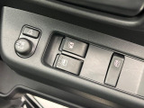 【電動格納ミラー】サイドミラーは電動格納式となっており、狭い駐車場でもキズがつくリスクを抑えられます。