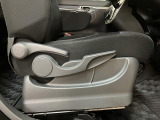 運転席シートリフターを装備しています★運転席の座面を上下に調節できるようになっています★